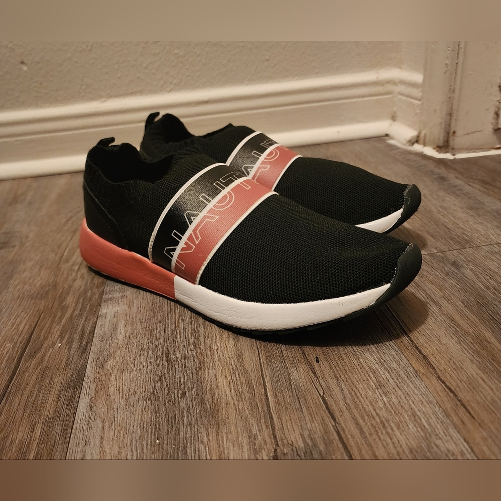 Woman's Nautica shoe size 8.5